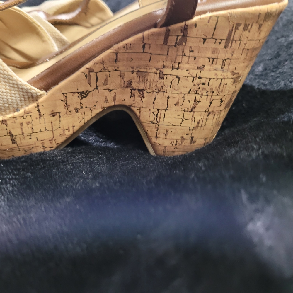 ✨️3/$25✨️ Women's Tan and Brown Wedge-like Platform Sandals - Picture 10 of 16
